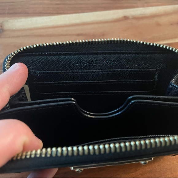 Michal Kors Zipper Wallet - Picture 4 of 7
